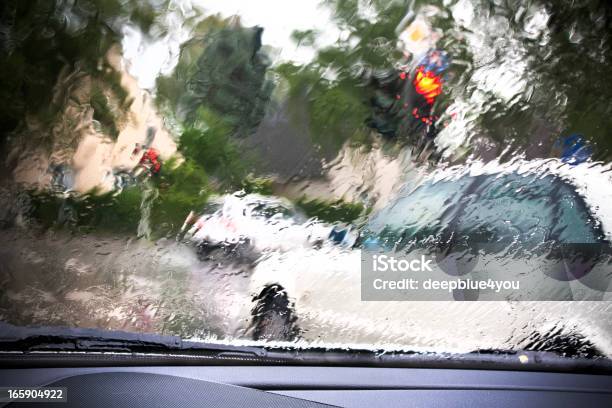 Photo libre de droit de Traffik À Travers La Fenêtre De La Voiture De Pluie banque d'images et plus d'images libres de droit de Tempête