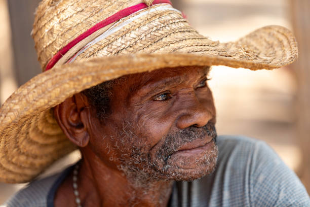 麦わ��ら帽子をかぶって微笑む老人。ミアンドリバゾ, マダガスカル - africa senior adult friendship men ストックフォトと画像