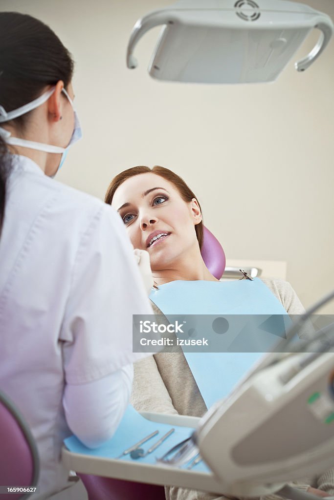 Im Gespräch mit Patienten in Zahnarzt in Exam Stuhl - Lizenzfrei Heilbehandlung Stock-Foto