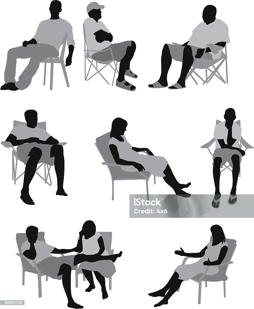 Sylwetka ludzi relaksujących się w krzesła - Grafika wektorowa royalty-free (Białe tło)