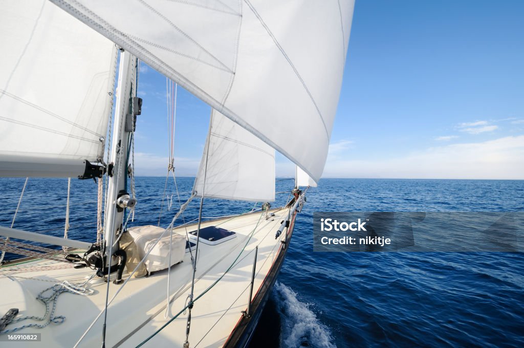 Navegar hacia el horizonte en un día soleado - Foto de stock de Velero libre de derechos