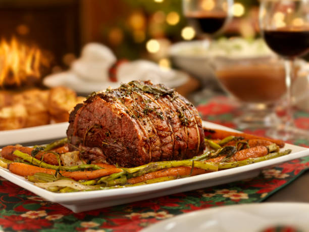 assado jantar de natal de carne - roast beef fotos imagens e fotografias de stock