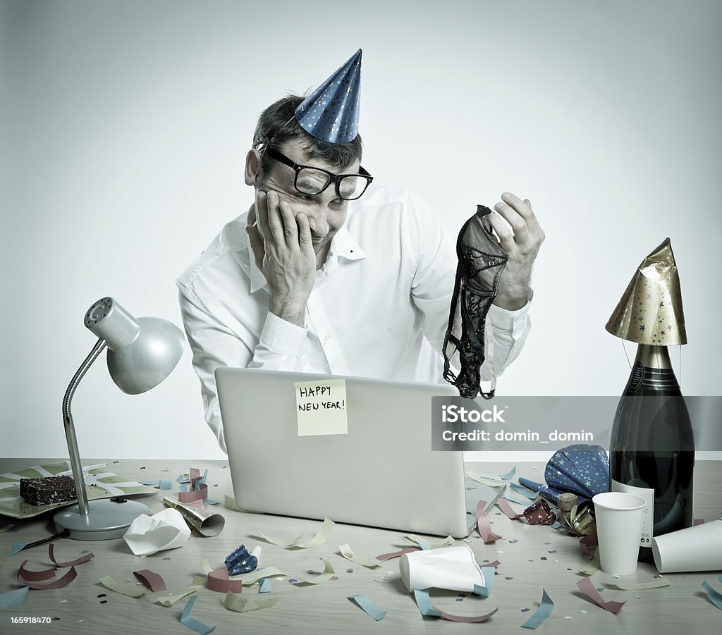 Confuso homem em escritório interior após Dia de Ano Novo Festa - Royalty-free Véspera de Ano Novo Foto de stock