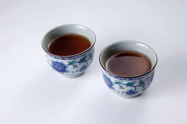 白い背景にレトロな�スタイルの中国茶碗。 - chinese tea ストックフォトと画像