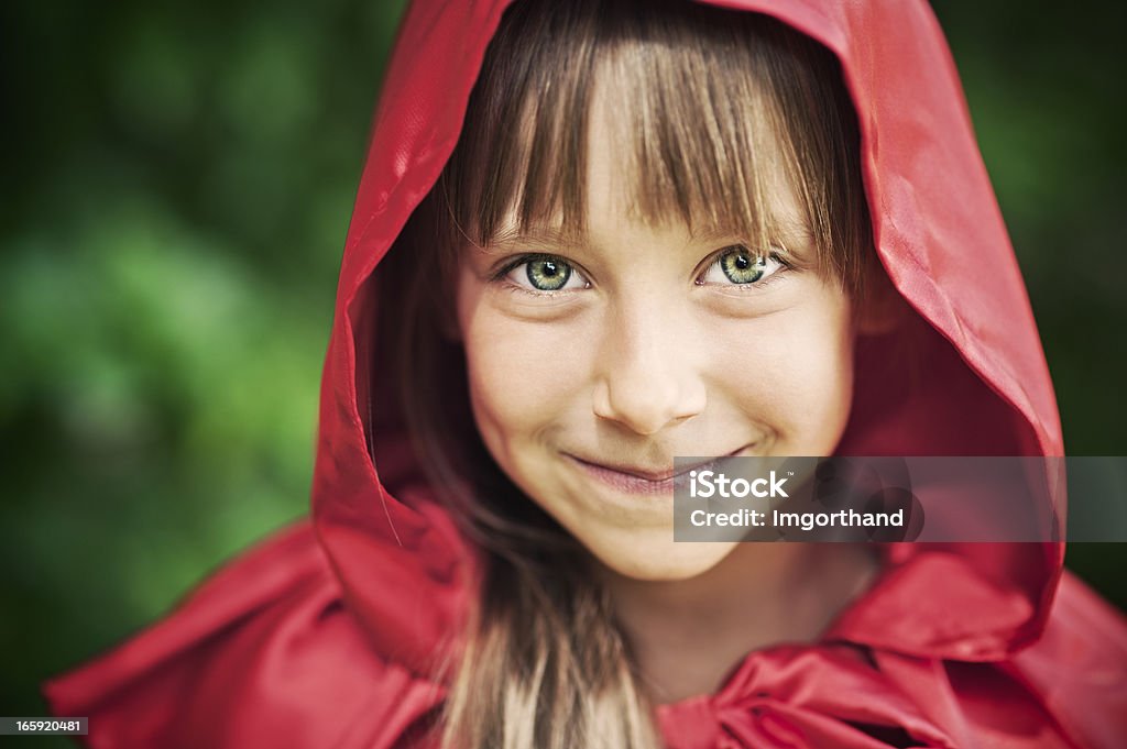 Portrait du Petit Chaperon Rouge - Photo de 6-7 ans libre de droits