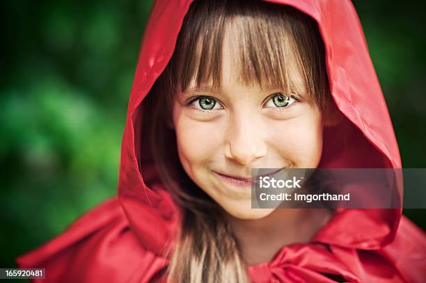 Retrato De Chapeuzinho Vermelho - Fotografias de stock e mais imagens de 6-7 Anos - 6-7 Anos, Alegria, Aluna