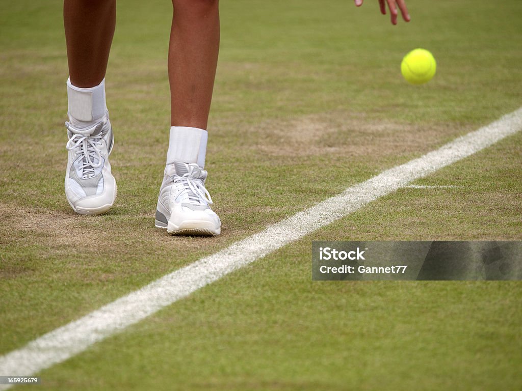 Giocatore di Tennis si prepara a servire - Foto stock royalty-free di Tennis