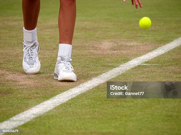 Giocatore Di Tennis Si Prepara A Servire - Fotografie stock e altre immagini di Tennis - Tennis, Erba, Campo sportivo