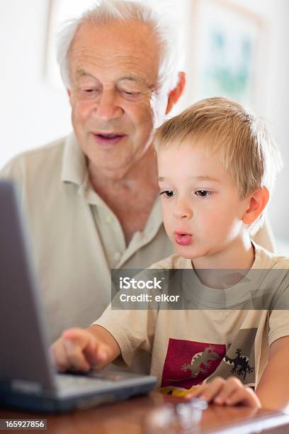 おじいちゃんと孫も一緒にノートパソコンを使う - 2人のストックフォトや画像を多数ご用意 - 2人, 2歳から3歳, 60代