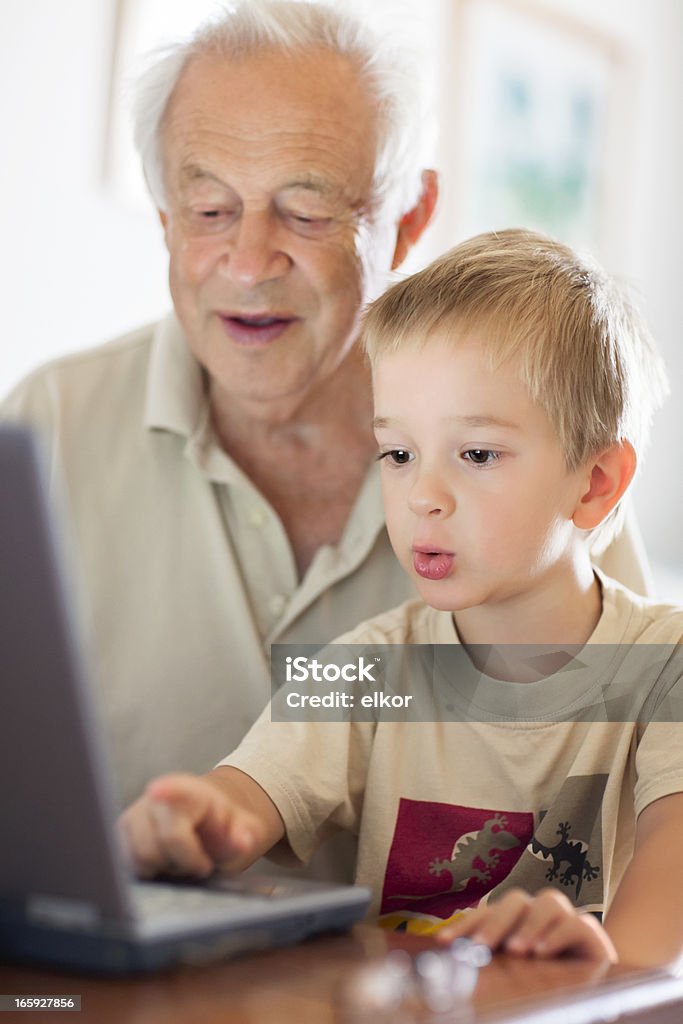 Avô e Neto usando Laptop juntos pequeno - Royalty-free 2-3 Anos Foto de stock