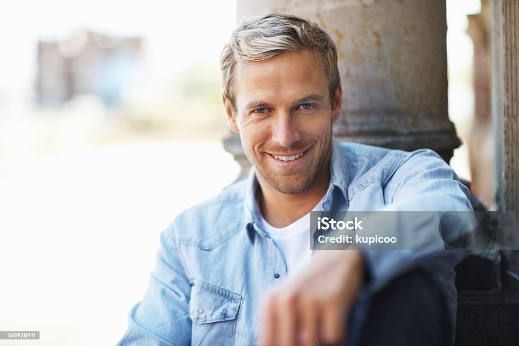 Zrelaksowany człowiek uśmiech - Zbiór zdjęć royalty-free (Blond włosy)