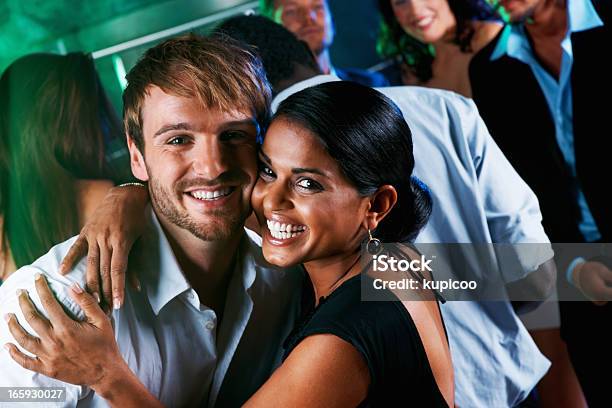 Casal Feliz Juntos - Fotografias de stock e mais imagens de 20-29 Anos - 20-29 Anos, Abraçar, Adulto