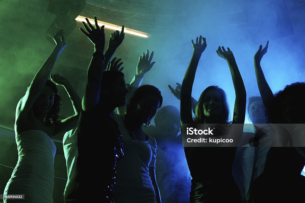 Pessoas se divertindo na pista de dança no clube noturno - Foto de stock de Pista de dança royalty-free