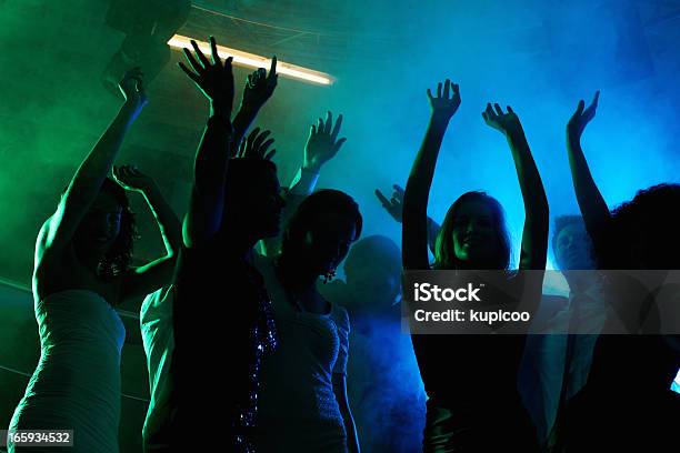 Foto de Pessoas Se Divertindo Na Pista De Dança No Clube Noturno e mais fotos de stock de Pista de dança