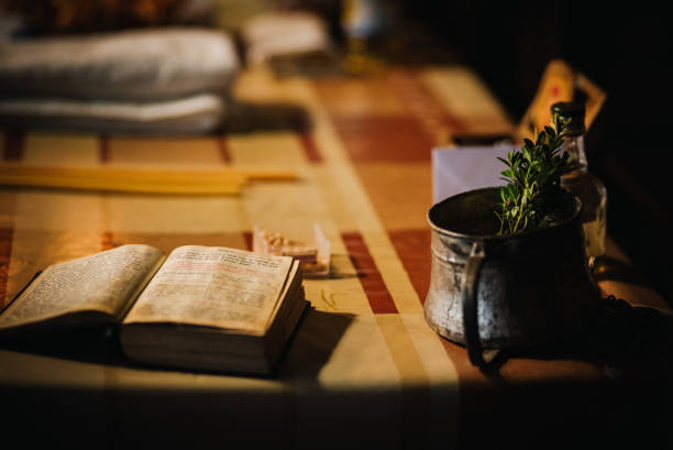 nahaufnahme einer stiftbibel - roman past priest altar stock-fotos und bilder