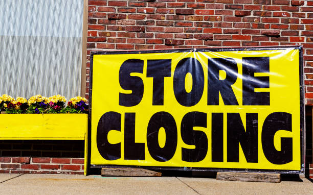istock Yellow Store Closing banner sign 1659397739