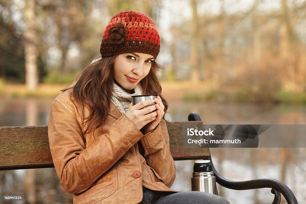 Jeune femme buvant du thé chaud de thermos mug de voyage - Photo de Mug libre de droits