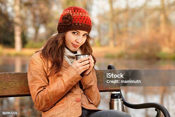 Młoda Kobieta Picie Gorącej Herbaty Z Thermos Kubek Podróżny - zdjęcia stockowe i więcej obrazów Czerwony