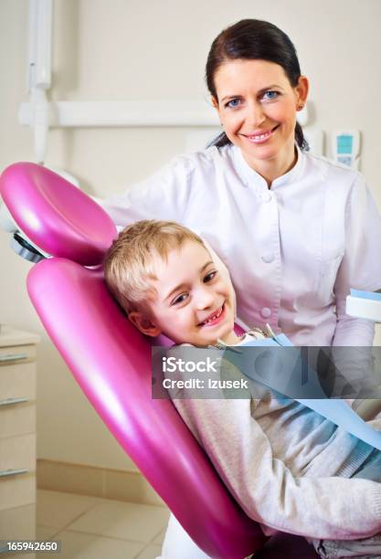 Dentista E Paciente Sorridente Jovem Rapaz - Fotografias de stock e mais imagens de 30-34 Anos - 30-34 Anos, 6-7 Anos, Adulto