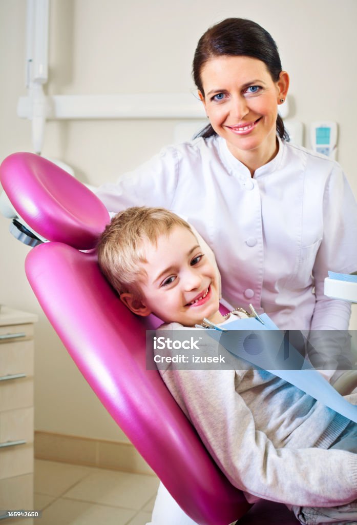 Стоматолог и молодой мальчик пациента, улыбается - Стоковые фото 30-34 года роялти-фри