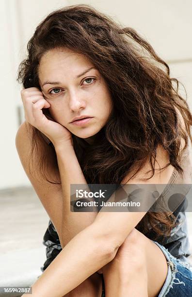 Smutny Nastolatka - zdjęcia stockowe i więcej obrazów Osamotnienie - Osamotnienie, 18-19 lat, 20-29 lat