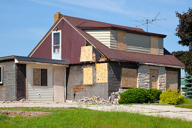 danneggiato distrutti bordo-up casa abbandonata - ricoperto di assi foto e immagini stock