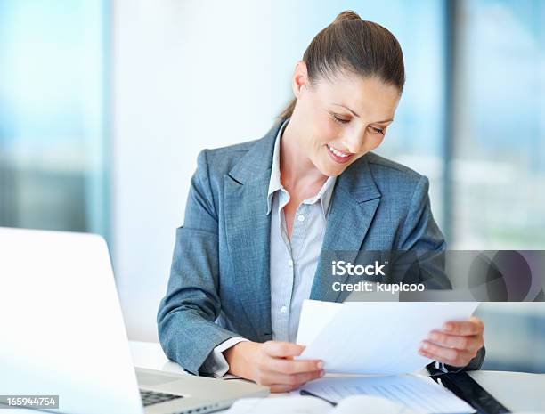 ビジネスの女性の読書文書 - ビジネスウーマンのストックフォトや画像を多数ご用意 - ビジネスウーマン, 紙, オフィス