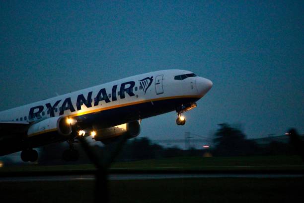 ryanairs abflug nach dublin: atemberaubende startszene - window cockpit boeing 747 commercial airplane stock-fotos und bilder