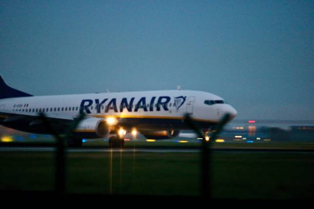 la partenza di ryanair a dublino: splendida scena di decollo - window cockpit boeing 747 commercial airplane foto e immagini stock