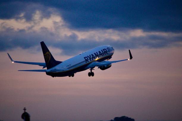 ryanairs abflug nach dublin: atemberaubende startszene - window cockpit boeing 747 commercial airplane stock-fotos und bilder