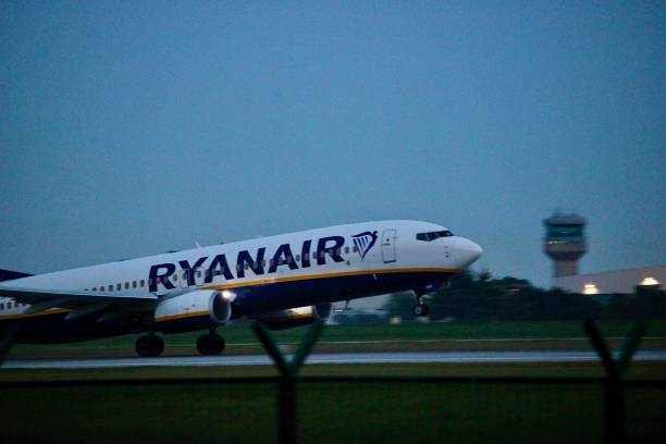 ryanairs abflug nach dublin: atemberaubende startszene - window cockpit boeing 747 commercial airplane stock-fotos und bilder