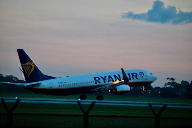 ryanairs abflug nach dublin: atemberaubende startszene - window cockpit boeing 747 commercial airplane stock-fotos und bilder