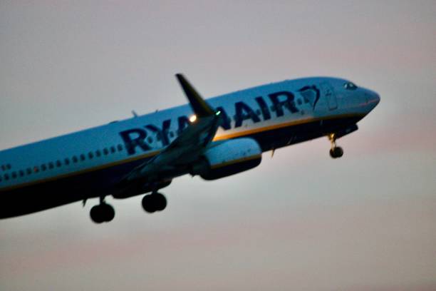 ryanairs abflug nach dublin: atemberaubende startszene - window cockpit boeing 747 commercial airplane stock-fotos und bilder