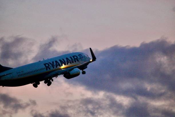 ryanairs abflug nach dublin: atemberaubende startszene - window cockpit boeing 747 commercial airplane stock-fotos und bilder