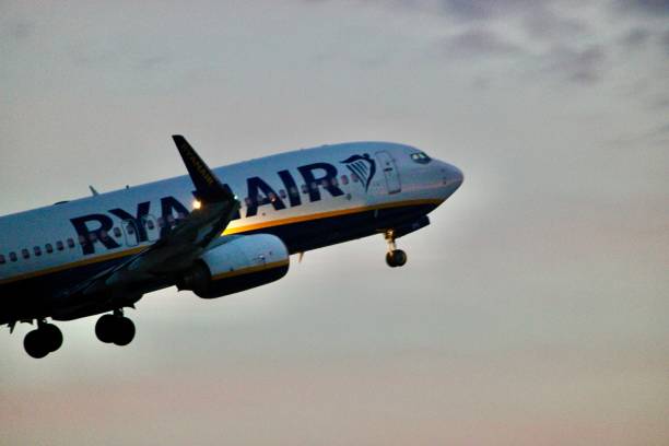 ryanairs abflug nach dublin: atemberaubende startszene - window cockpit boeing 747 commercial airplane stock-fotos und bilder