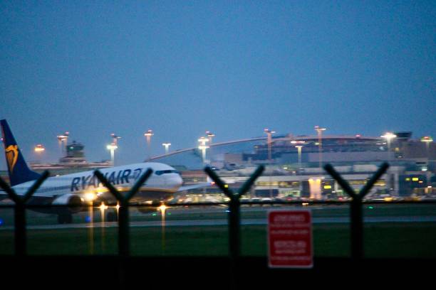 ryanairs abflug nach dublin: atemberaubende startszene - window cockpit boeing 747 commercial airplane stock-fotos und bilder