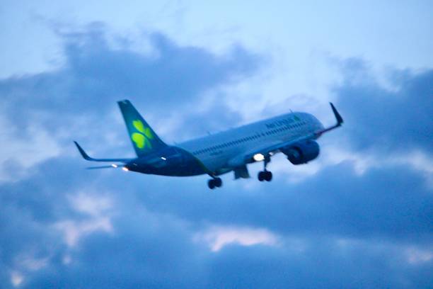 partenza di aer lingus: inizia un viaggio verso il cielo - window cockpit boeing 747 commercial airplane foto e immagini stock