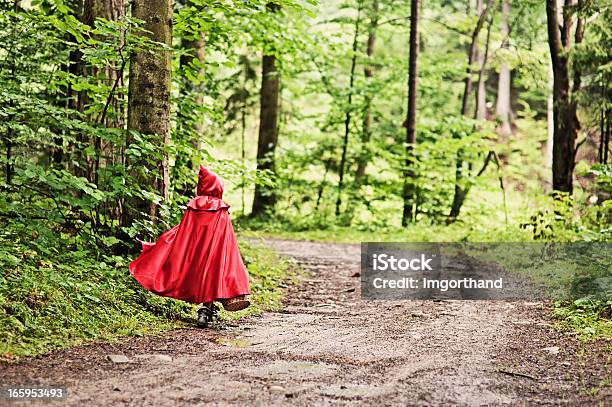 Photo libre de droit de Le Petit Chaperon Rouge À Travers La Forêt banque d'images et plus d'images libres de droit de Le petit chaperon rouge - Le petit chaperon rouge, Conte de fée, Cape