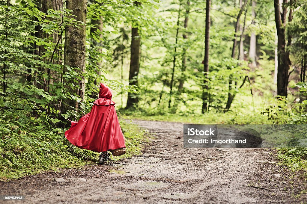 Cappuccetto rosso a piedi attraverso la foresta - Foto stock royalty-free di Cappuccetto rosso