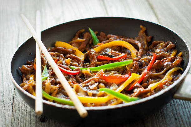 salteado de vegetales y carne de res - chopsticks stir fried vegetable beef fotografías e imágenes de stock