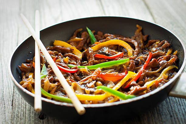 牛肉や野菜炒め物 - chopsticks stir fried vegetable beef ストックフォトと画像