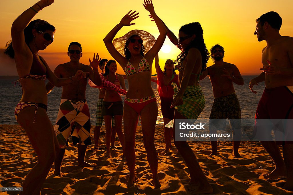 Vacaciones de primavera grupo de jóvenes bailando en la playa - Foto de stock de Cultura caribeña libre de derechos