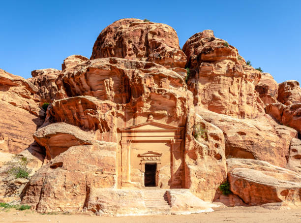 высеченная в скале гробница с классическим фасадом в сик аль-бариде, маленькая петра, иордания. - petra antiquities jordan middle east стоковые фото и изображения