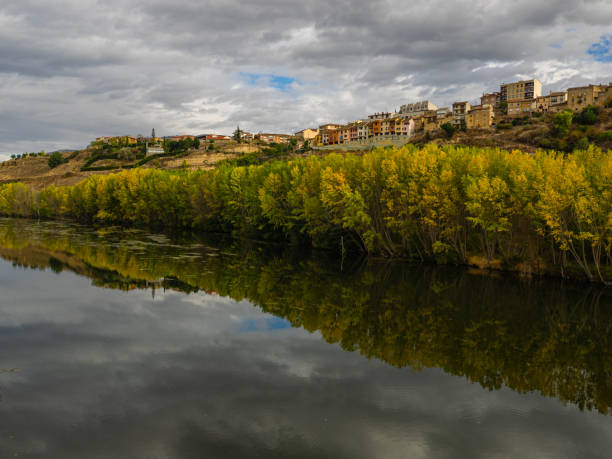 el río ebro a su paso por la localidad de san vicente de la sonsierra, rioja, españa. - sonsierra fotografías e imágenes de stock