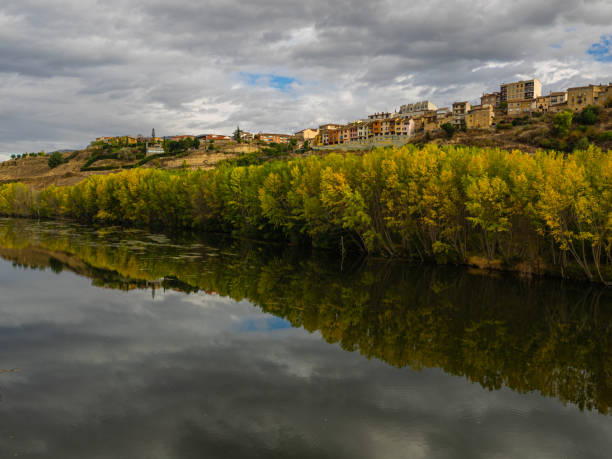 スペイン、リオハ州サンビセンテデラソンシエラの町を流れるエブロ川。 - sonsierra ストックフォトと画像
