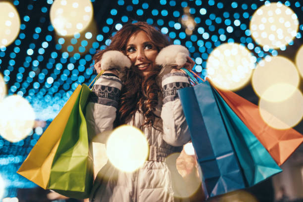 istock Holiday Shopping 1659678766