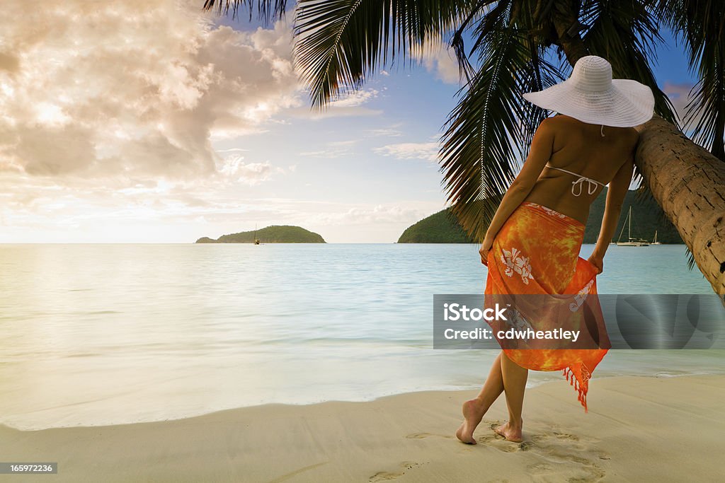 Frau in sarong und Hut Genießen Sie den Blick auf die Karibik - Lizenzfrei Karibik Stock-Foto