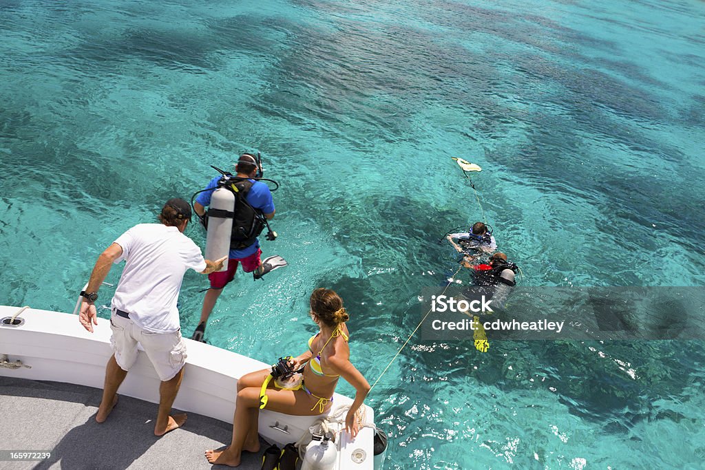 Taucher sich für einen Tauchausflug in die Karibik - Lizenzfrei Sporttauchen Stock-Foto