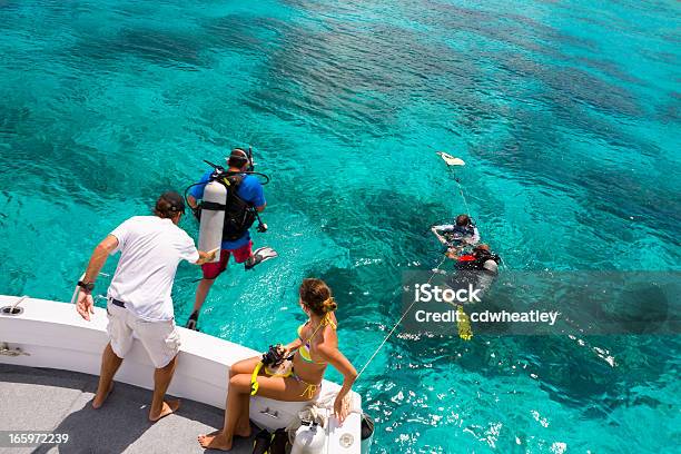Taucher Sich Für Einen Tauchausflug In Die Karibik Stockfoto und mehr Bilder von Sporttauchen - Sporttauchen, Sprung - Wassersport, Wasserfahrzeug
