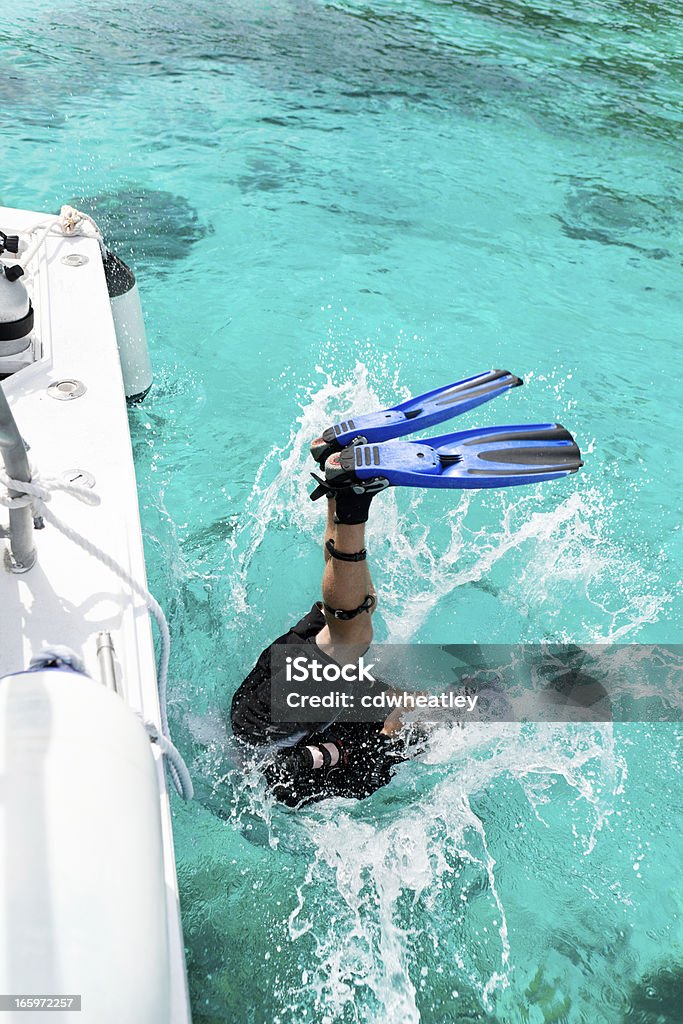 Mergulhador introduzir água para uma Excursão de mergulho no Caribe - Royalty-free Mergulho Autónomo Foto de stock